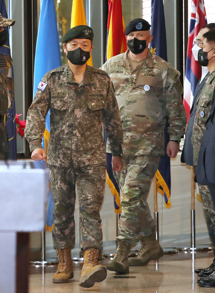 ▲ 2022년 6월 23일 서울 용산기지에서 열린 제30대 한미연합군사령부 부사령관 안병석 대장 취임 의장행사. 폴 J. 라캐머라 유엔군사령부·한미연합사령부·주한미군사령부 사령관 주관으로, 한미 양국의 주요 지휘관과 역대 연합사 부사령관 등이 참석했다. 안병석 부사령관은 이후 '을지 프리덤 실드'(UFS) 연습에서 미래연합사령관, 라캐머라 사령관이 부사령관이 돼 전작권 전환 2단계인 완전운용능력(FOC) 검증을 받았다. ⓒ뉴시스