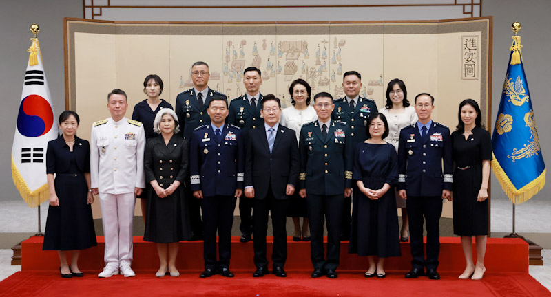 ▲ 이재명 대통령이 지난해 9월 2일 서울 용산 대통령실 청사에서 열린 대장 진급·보직 신고 및 삼정검 수치 수여식에서 대장 진급자 등 참석자들과 기념 촬영하는 모습. 이날 수여식은 합동참모의장 후보자인 진영승 전략사령관, 김규하 육군참모총장, 강동길 해군참모총장, 손성락 공군참모총장, 김성민 한미연합사 부사령관, 주성운 육군지상작전사령관, 김호복 육군2작전사령관이 대장 진급·보직 신고를 했다. ⓒ대통령실통신사진기자단