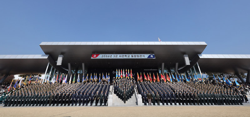 ▲ 이재명 대통령과 김혜경 여사가 지난 2월 20일 충남 계룡대 대연병장에서 열린 육·해·공군 사관학교 통합임관식에서 임관 장교들과 기념촬영을 하는 모습. 매년 임관하는 육군 장교 5000~6000명 가운데 30~40%가 보병이다. ⓒ청와대통신사진기자단