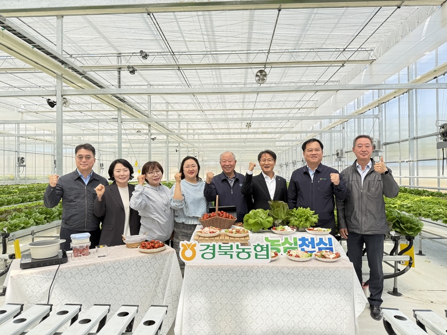 ▲ 농협 경북본부는 24일 예천농협 스마트농업지원센터에서 지역 농산물 판로 확대와 농업 가치 확산을 위한 라이브커머스 방송을 실시했다.ⓒ경북농협