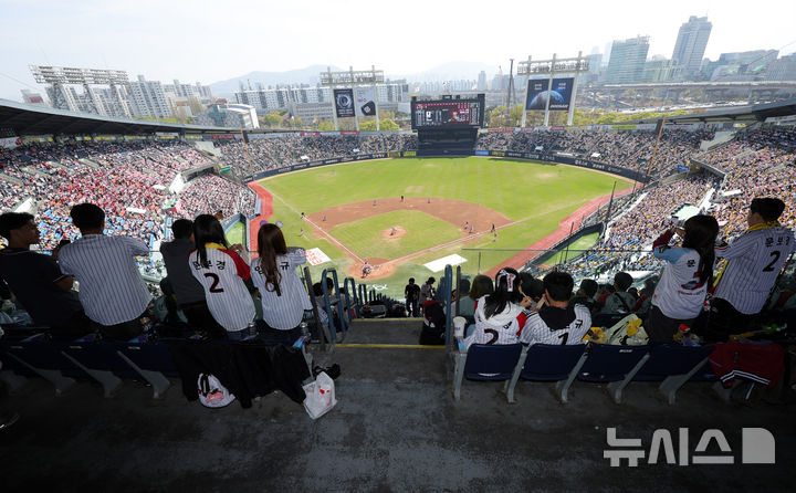 ▲ 프로야구가 역대 최소 경기인 117경기 만에 200만 관중을 돌파했다.ⓒ뉴시스 제공
