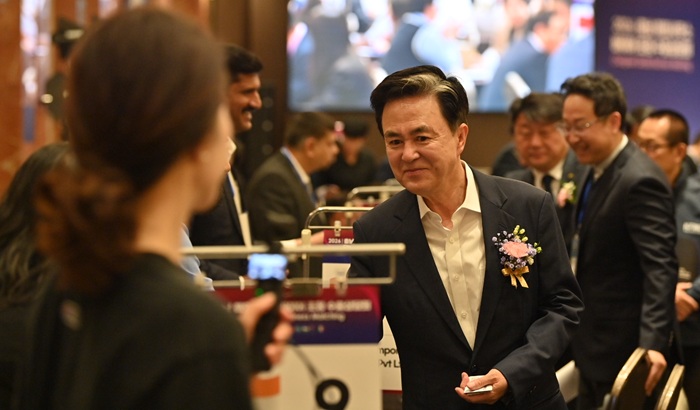 ▲ 김태흠 충남지사가 ‘2026 해외사무소 바이어 초청 수출상담회’ 현장에서 바이어와 인사를 나누며 충남 제품의 우수성을 설명하고 있다.ⓒ충남도