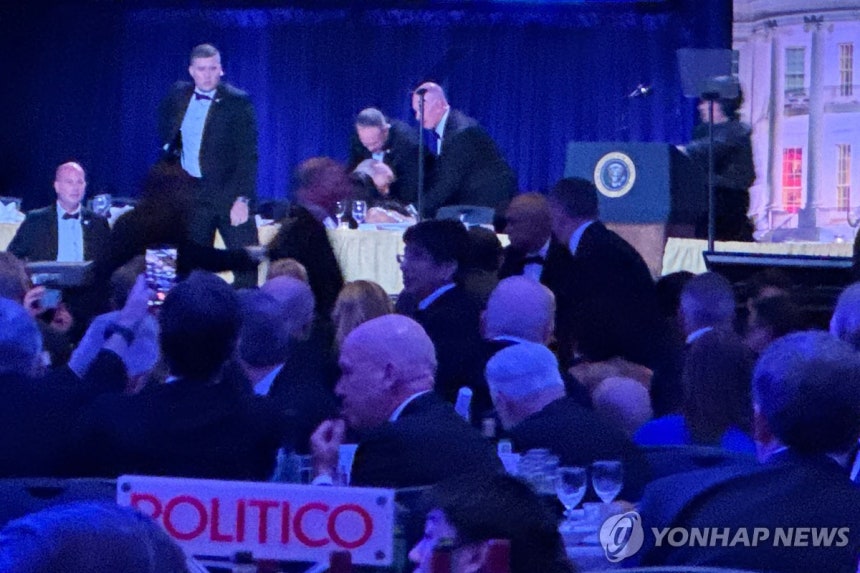 ▲ 백악관 출입기자단 만찬 행사에서 발생한 보안 사고에 대응하는 경호인력.ⓒ연합뉴스