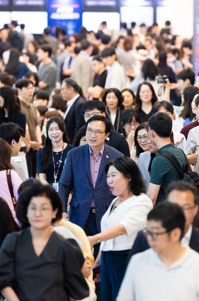 ▲ 임태희 경기도교육감이 지난해 11월 11일 남부청사에서 열린 디지털 전문교원 아카데미 성과나눔 발표회에 참석해 체험 부스를 둘러보고 있다. ⓒ경기도교육청 제공