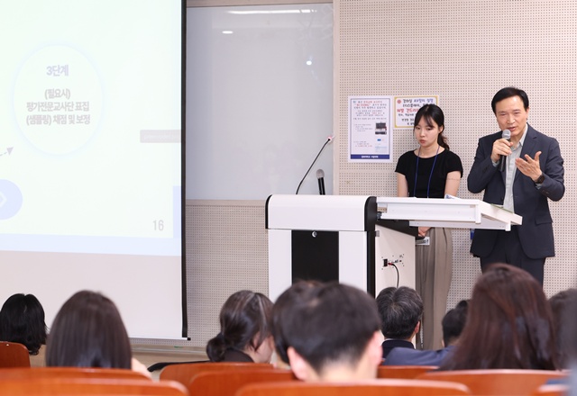 ▲ 임태희 경기도교육감이 지난해 6월 21일 경북대학교 사범대학에서 열린 '2025 한국국제바칼로레아(IB) 교육학회 춘계학술대회'에 참석해 기조 강연을 하고 있다. ⓒ경기도교육청 제공
