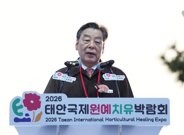 ▲ 가세로 태안군수가 25일 안면도 꽃지해안공원에서 열린 ‘2026 태안국제원예치유박람회’ 개막식에서 환영사를 하고 있다.ⓒ태안군