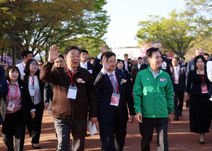 ▲ 가세로 태안군수(왼쪽)와 김선규 호반건설 회장(가운데), 김태흠 충남도지사(오른쪽)가 25일 안면도 꽃지해안공원에서 열린 ‘2026 태안국제원예치유박람회’ 개막식에 앞서 박람회장을 둘러보고 있다.ⓒ태안군