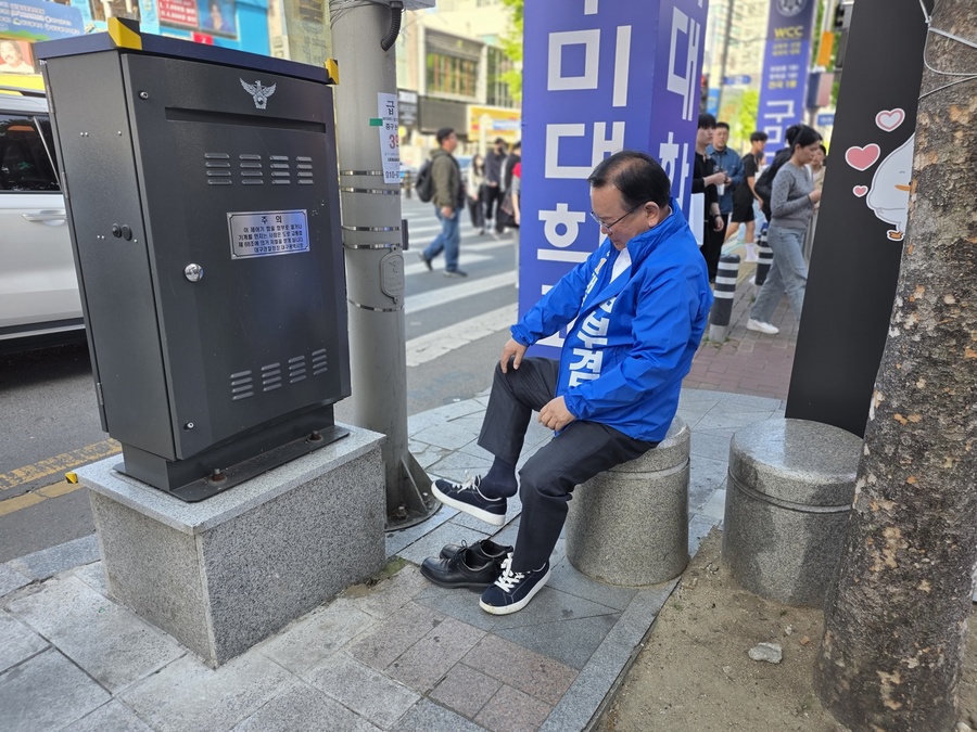 ▲ 민주당 김부겸 후보가 26일 대구 동성로에서 젊은이들과 만난 후 신발을 바꿔신고 있다.ⓒ김부겸 후보실