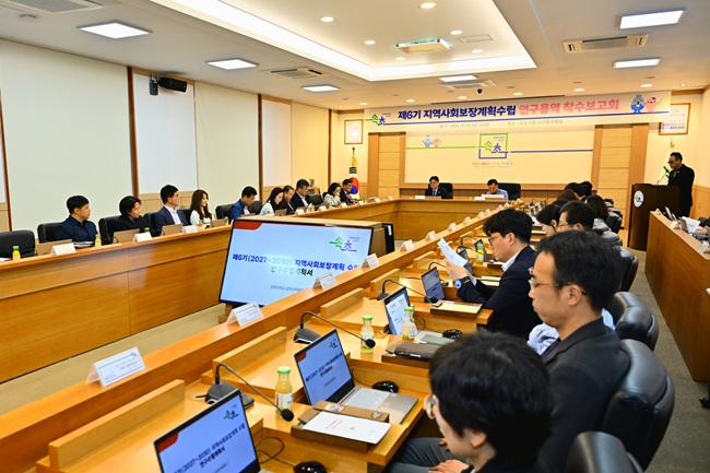 ▲ 속초시가 지난 24일 시청 디지털상황실에서 '제6기 지역사회보장계획수립 연구용역 착수보고회'를 열고 시민 체감형 복지 계획 수립을 본격화했다. ⓒ속초시