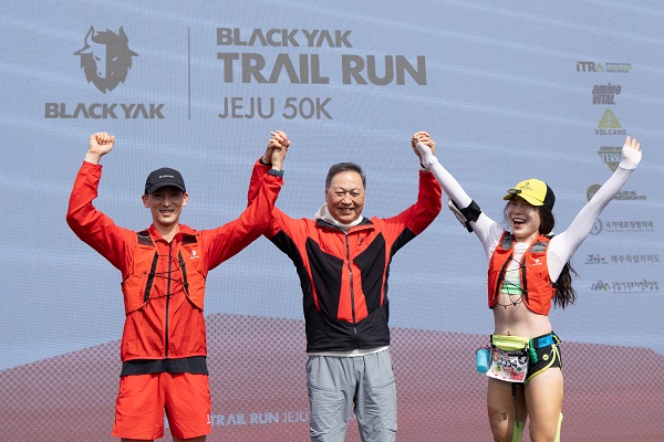 ▲ '블랙야크 트레일 런 제주 50K' 수상자 기념사진. 이규호 선수(좌), 민소연 선수(우), BYN블랙야크그룹 강태선 회장 ⓒBYN블랙야크그룹