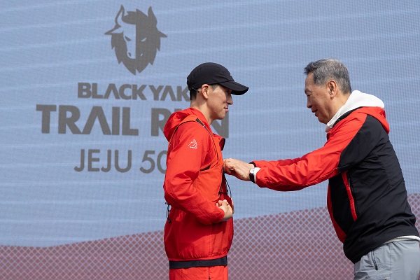 ▲ '블랙야크 트레일 런 제주 50K' 수상자 기념 사진 이규호 선수(좌), BYN블랙야크그룹 강태선 회장(우) ⓒBYN블랙야크그룹