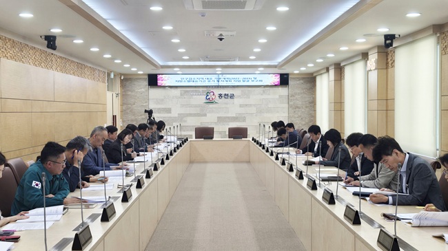 ▲ 강원 홍천군이 지난 24일 박광용 부군수 주재로 국장 및 실·단·과·소장이 참석해 '인구 감소 지역 대응 기본계획 및 지방소멸대응기금 중기 투자계획 사업 발굴 보고회'를 개최했다. ⓒ홍천군
