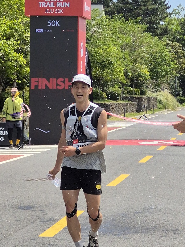 ▲ 블랙야크 트레일 런 제주 50K서 1위를 차지한 이규호 선수 ⓒ김보라 기자