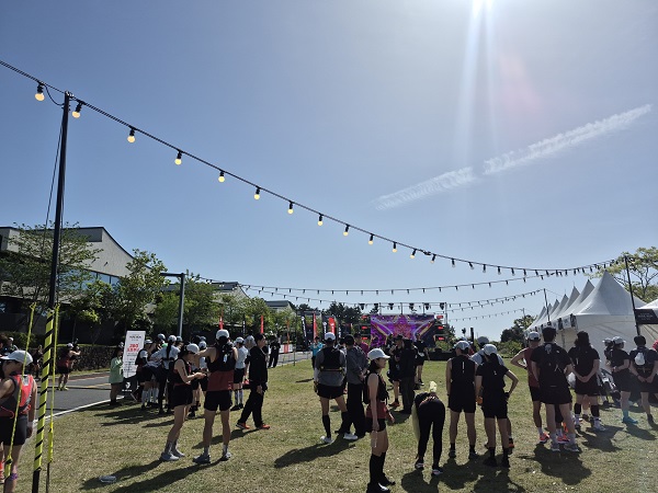 ▲ 제주 서귀포시 야크마을에서 열린 블랙야크 트레일 런 제주 50K 현장. DJ 공연 속 참가자들이 출발을 준비하고 있다. ⓒ김보라 기자