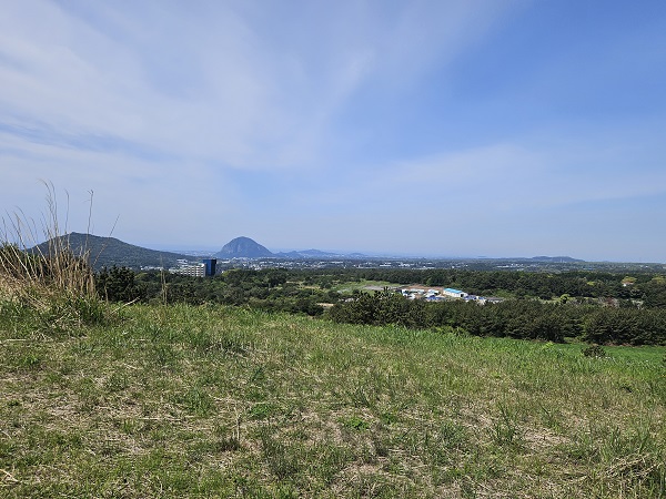 ▲ 블랙야크 트레일 런 제주 50K 제주 우보악 워밍업 러닝 코스 전경. 산길을 따라 달리면 바다까지 한눈에 들어오는 풍경이 펼쳐진다. ⓒ김보라 기자