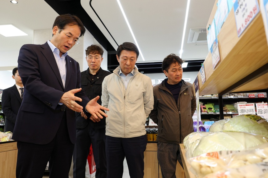 ▲ 이동환 고양시장이 26일 원당농협 로컬푸드 직매장 성사점을 현장 점검하고 있다 ⓒ고양특례시 제공