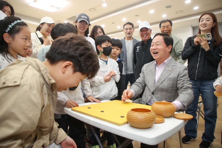 ▲ 주광덕 남양주시장이 25일 제20회 남양주시장기 바둑대회에 참가하고 있다 ⓒ남양주시 제공