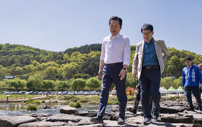 ▲ 정청래 더불어민주당 대표가 25일 충북 진천 농다리를 건너고 있다. ⓒ민주당 충북도당