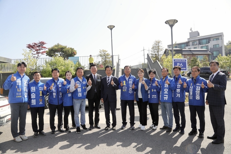 ▲ 정청래 더불어민주당 대표가 25일부터 이틀간 진천·제천·단양 등 충북 일대를 돌며 6·3 지방선거 후보자 지원 유세에 나섰다. ⓒ민주당 충북도당