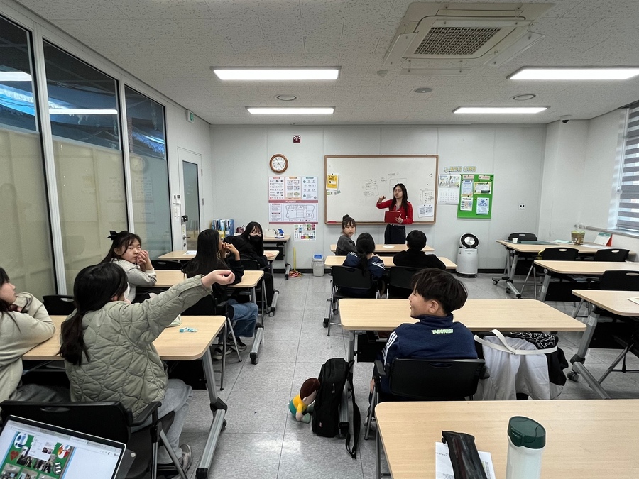 ▲ 대구행복진흥원 대구시청소년문화의집 꼼지락발전소 청소년방과후아카데미는 2026년 특화프로그램인 ‘청소년 아고라’를 연중 운영한다(문화체육관광국 자치회의 진행 모습).ⓒ대구행복진흥원