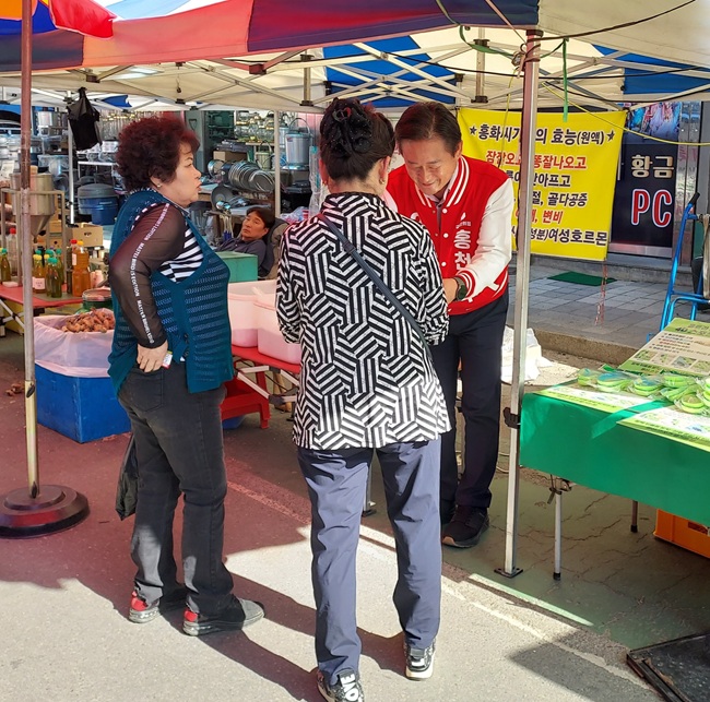 ▲ 신영재 홍천군수 예비후보가 26일 '홍천 민속5일장'을 찾아 상인들과 시장을 찾은 군민들을 만나 애로사항을 청취했다. ⓒ신영재 후보측 제공