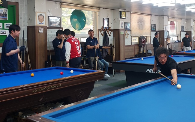 ▲ 신영재 홍천군수 예비후보가 26일 '홍천 동호인 당구대회' 현장을 방문해 생활체육인들과 소통을 이어갔다. ⓒ신영재 후보측 제공