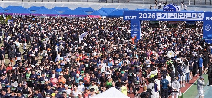 ▲ 제20회 반기문마라톤대회에 참가한 1만1500여 마라토너들이 음성종합운동장 일원을 달리고 있다.ⓒ음성군청 제공