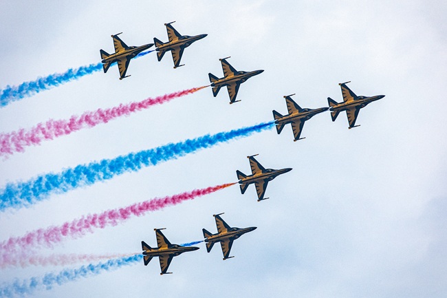 ▲ 지난해 삼척장미축제 기간 중 선보인 대한민국 공군 특수비행팀 '블랙이글스' 에어쇼 모습. ⓒ삼척시