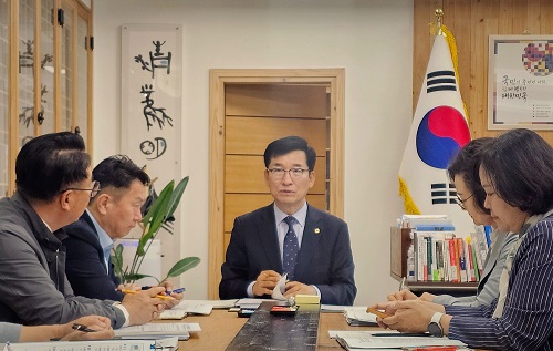 ▲ 윤건영 충북도교육감이 24일 기획회의에서 직업계고등학교의 교육체제를 인공지능과 디지털 전환시대에 맞게 변화시켜야 한다고 강조하고 있다.ⓒ충북도교육청 제공
