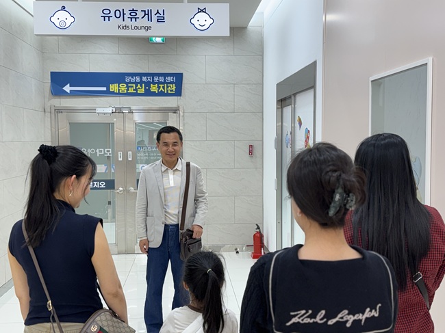 ▲ 김진태 강원특별자치도지사 후보가 26일 춘천에 위치한 다중이용시설의 유아 휴게실을 방문해 시설 현황을 직접 점검하고, '내 삶이 특별해지는 약속' 3호로 '강원형 베이비 라운지(유아 휴게실)' 확대 조성 공약을 발표했다. ⓒ김진태 후보측 캠프 제공