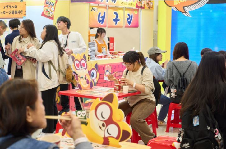 ▲ 4월 16일부터 사흘간 열린 '2026 코리아 엑스포 도쿄'에 설치된 너구리 팝업ⓒ농심