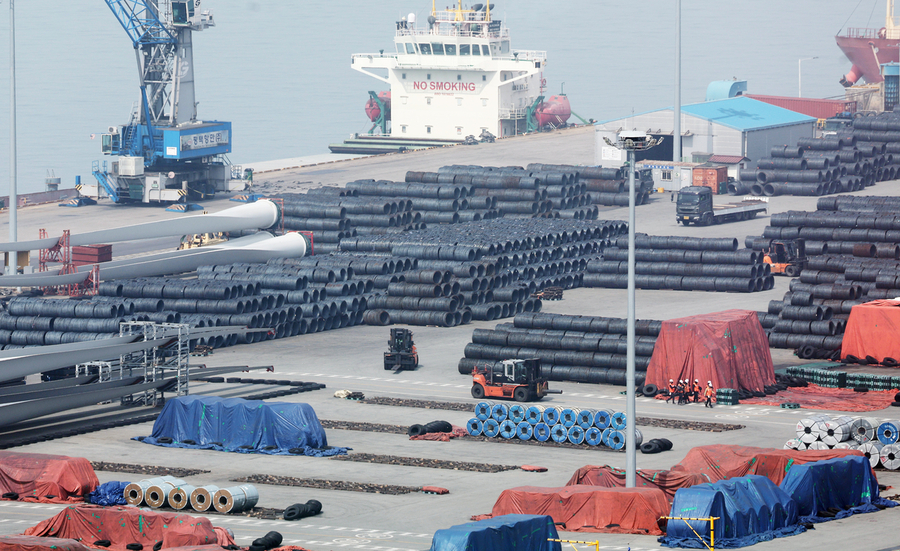 ▲ 경기도 평택항에 철강 제품이 쌓여있는 모습.ⓒ연합뉴스