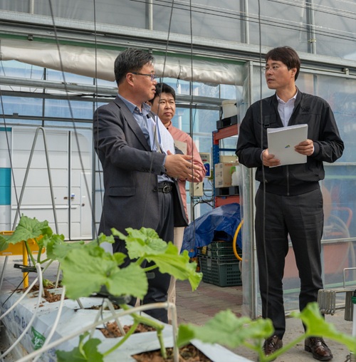 ▲ 24일 전상욱 청양군수 권한대행이 고추육묘장 등을 방문해 최종 점검을 하고 있다.ⓒ청양군