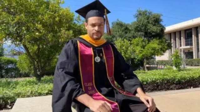 ▲ 25일(현지시각) 미국 워싱턴 D. C. 만찬회장에서 총격을 벌인 콜 토마스 앨런의 캘리포니아 공과대학 졸업 사진으로 추정되는 이미지. 출처=링크드인 갈무리ⓒ연합뉴스