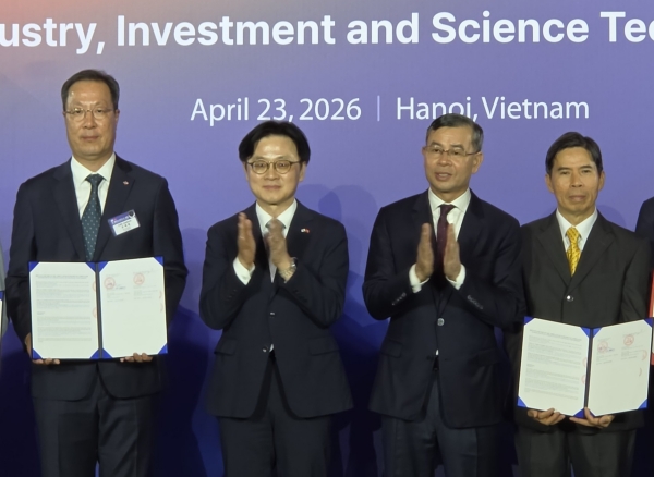 ▲ 지난 23일 베트남 하노이에서 열린 ‘K-푸드 확산 및 가공식품 시장 선도를 위한 업무협약’ 체결식에 참석한 관계자들이 기념 촬영을 하고 있다. 왼쪽부터 조재범 CJ제일제당 식품아태본부장, 김정관 산업통상자원부 장관, 응오 반 뚜언 베트남 재무부 장관, 응우옌 득 따이 MWG 회장.ⓒCJ제일제당