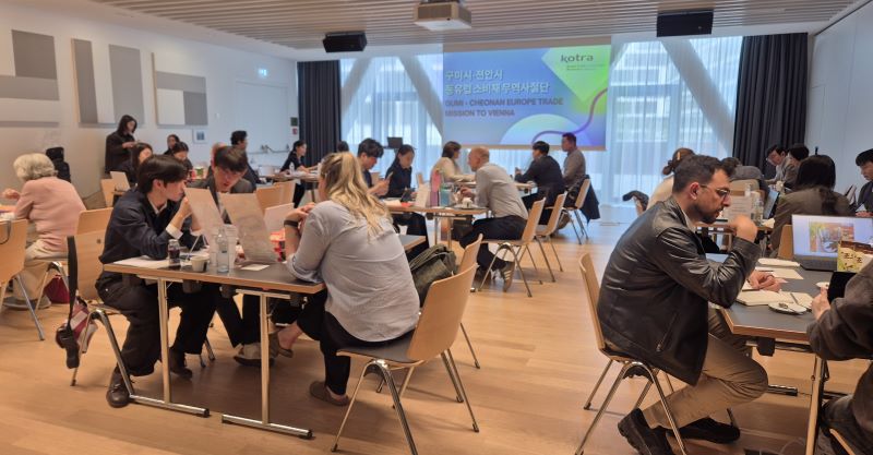 ▲ ‘2026 천안시 동유럽 소비재 시장개척단’이 오스트리아 현지에서 바이어들과 상담을 하고 있다.ⓒ천안시