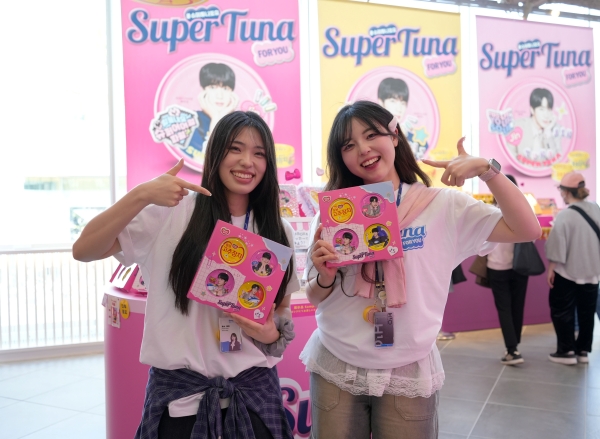 ▲ 일본 도쿄 하라주쿠 하라카도에서 열린 '동원참치' 팝업스토어에서 동원F&B 직원들이 행사 제품을 소개하고 있다. ⓒ동원F&B