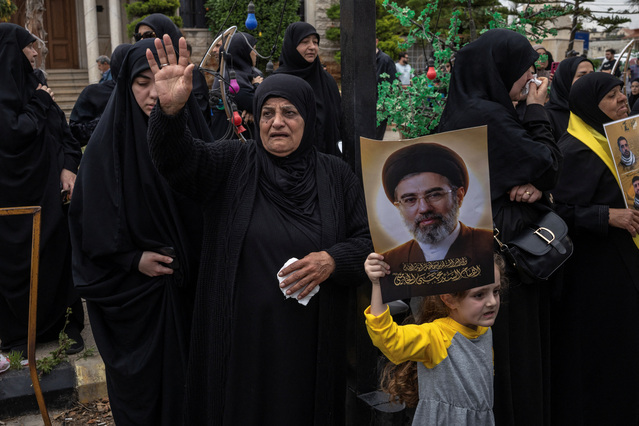 ▲ ⓒ연합뉴스. 4월 26일, 레바논과 이스라엘 간의 임시 휴전 속에서 레바논 남부 마아루브 마을에서 헤즈볼라 전투원 4명과 민간인 2명의 장례식이 거행됐다. (로이터/마르코 주리카)