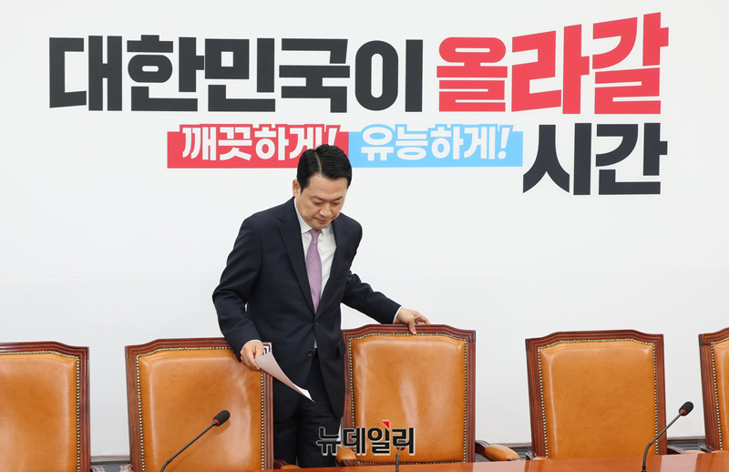 ▲ 장동혁 국민의힘 대표가 24일 오전 국회에서 현안 관련 브리핑을 위해 입장하고 있다. ⓒ이종현 기자