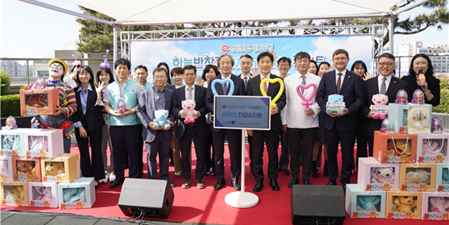 ▲ 국민건강보험공단(이사장 정기석)이 지난 24일 소아응급책임의료기관인 국민건강보험 일산병원에서 취약계층·아동 청소년의 의료비 부담 완화를 위해 '건강보험 사회공헌 하늘반창고 아동·청소년 진료비 지원사업’ 기부금 전달식을 개최했다. 이날 행사엔 은성호 보건복지부 인구사회서비스정책실장, 김현훈 한국사회복지협의회 회장, 김요셉 한국아동복지협회 회장 등이 함께했다. ⓒ국민건강보험공단