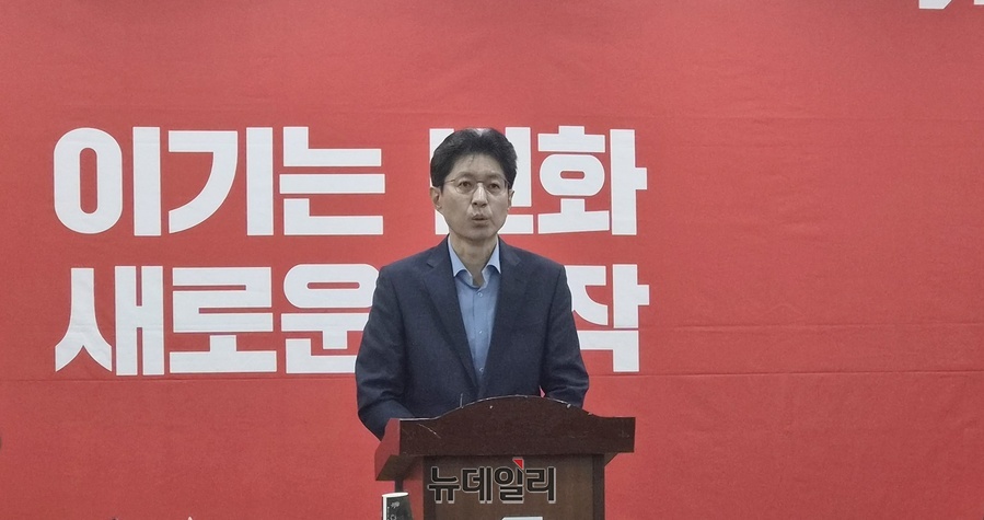 ▲ 정장수 예비후보가 27일 국민의힘 대구시당에서 기자회견을 갖고 경선 거부를 전격 선언하며 류규하 후보에 대한 법적 대응을 할 것이라고 밝혔다.ⓒ뉴데일리