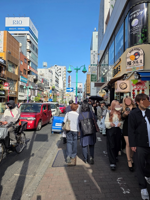 ▲ 18일 오후 도쿄 신오쿠보 거리. 한국 식당을 찾는 현지인들로 거리가 빼곡하다.ⓒ최신혜 기자