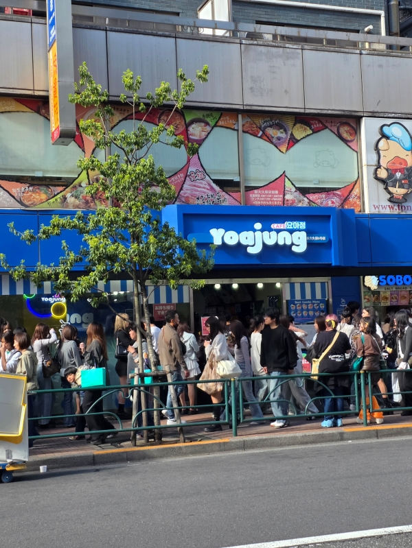 ▲ 18일 오후 신오쿠보 내 요거트 아이스크림 전문점 ‘요아정’ 앞에는 20~30m에 달하는 줄이 형성됐다. ⓒ최신혜 기자