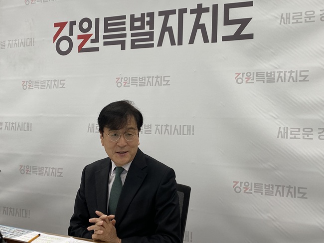 ▲ 김광래 도 경제부지사가 27일 도청 기자실에서 브리핑을 통해 2027년 '제34회 한국반도체학술대회' 개최지로 강릉이 최종 확정됐다고 밝혔다. ⓒ뉴데일리