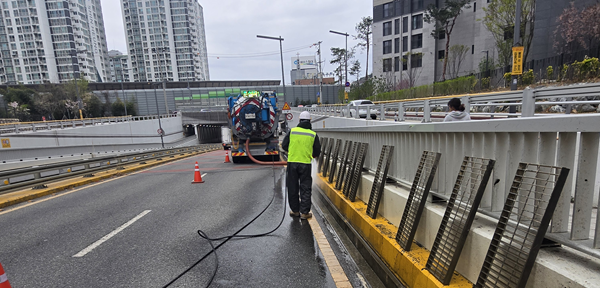 ▲ 지하차도 배수시설 점검 작업 모습.ⓒ동구