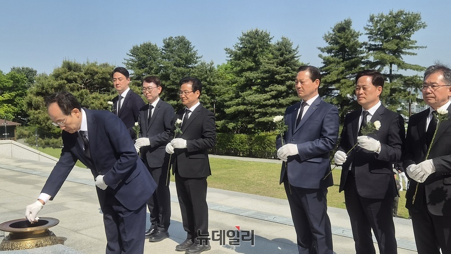 ▲ 추경호 후보가 27일 오전 대구 남구 앞산 충혼탑 참배를 시작으로 공식 후보 행보에 돌입했다. 사진은 추 후보 참배 장면.ⓒ뉴데일리