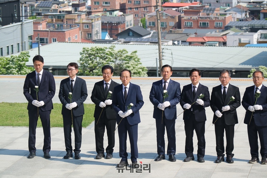 ▲ 참배 현장에는 단수후보로 추천된 조재구 남구청장, 최재훈 달성군수를 비롯해 권오상 서구청장 후보, 우성진 동구청장 후보, 이근수 북구청장 후보, 김진열 군위군수 후보, 김용판 달서구청장 후보 등 기초단체장 후보들이 함께했다.ⓒ뉴데일리