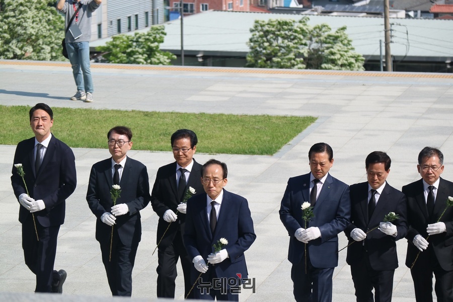 ▲ 추경호 후보와 대구 구군 단체장 후보들이 참배를 위해 충혼탑 계단을 오르고 있다.ⓒ뉴데일리