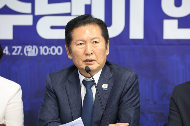 ▲ 정청래 더불어민주당 대표가 27일 경기도 안성시 김보라 안성시장 후보 선거사무소에서 열린 최고위원회의에서 발언하고 있다. ⓒ연합뉴스