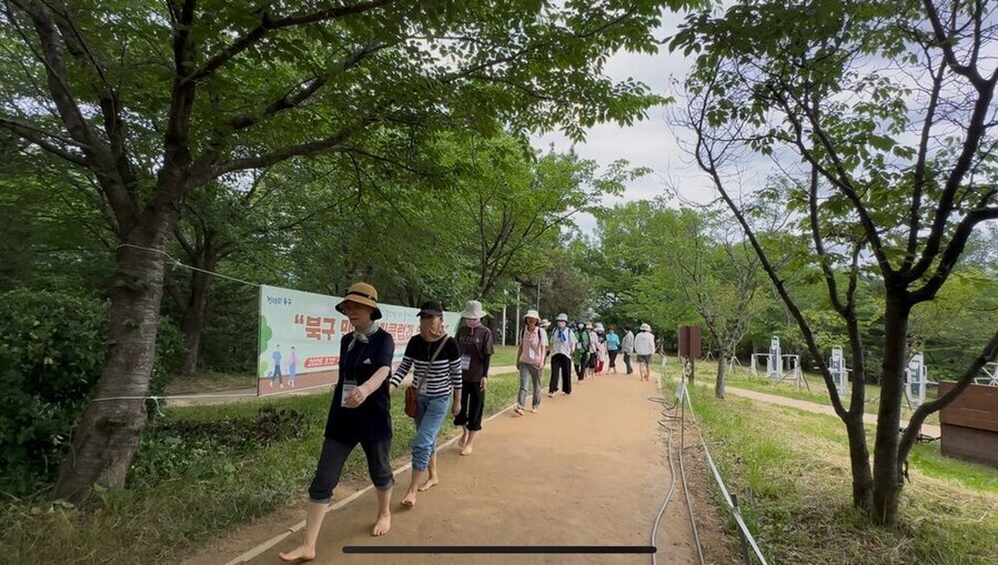 ▲ 2025년 문화근린공원에서 열린 맨발걷기 프로그램 운영ⓒ광주광역시 북구청 제공